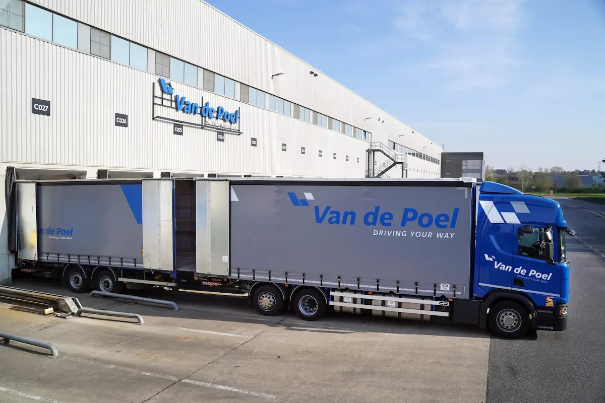 Vrachtwagen met dubbele aanhanger aan laaddok