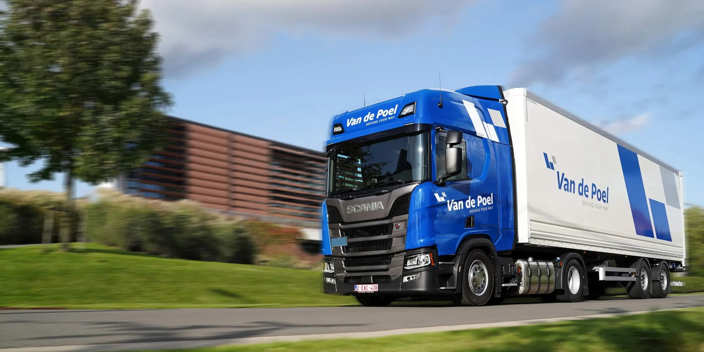 Van de Poel vrachtwagen met blauwe overlay