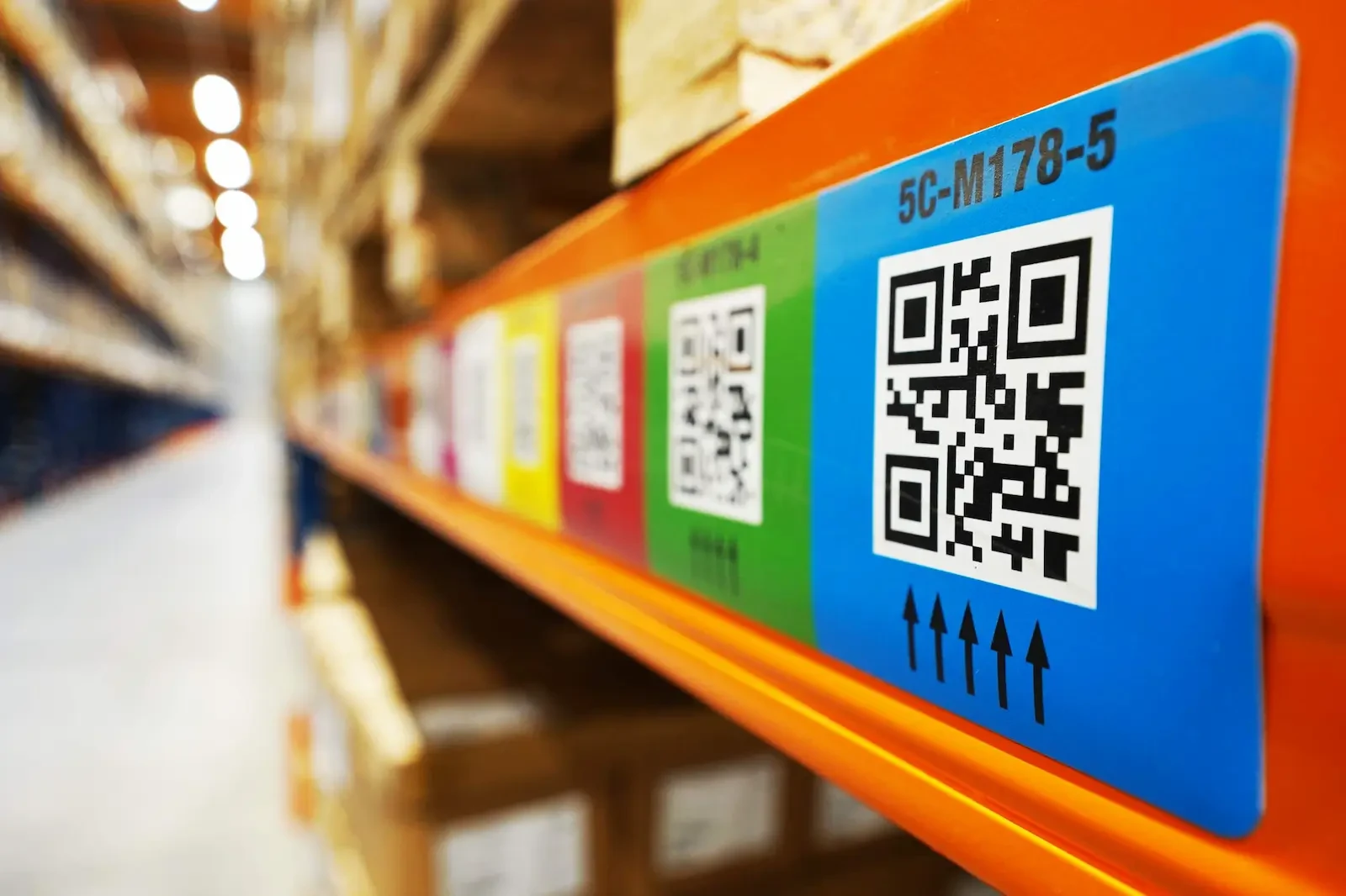 Closeup van QR-code in magazijn